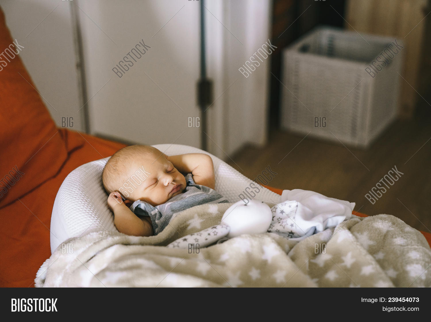 кокон для совместного сна с младенцем. младенец в кроватке. спящий младенец в коконе. антиколиковый кокон. спят ли дети в коконе ночью.