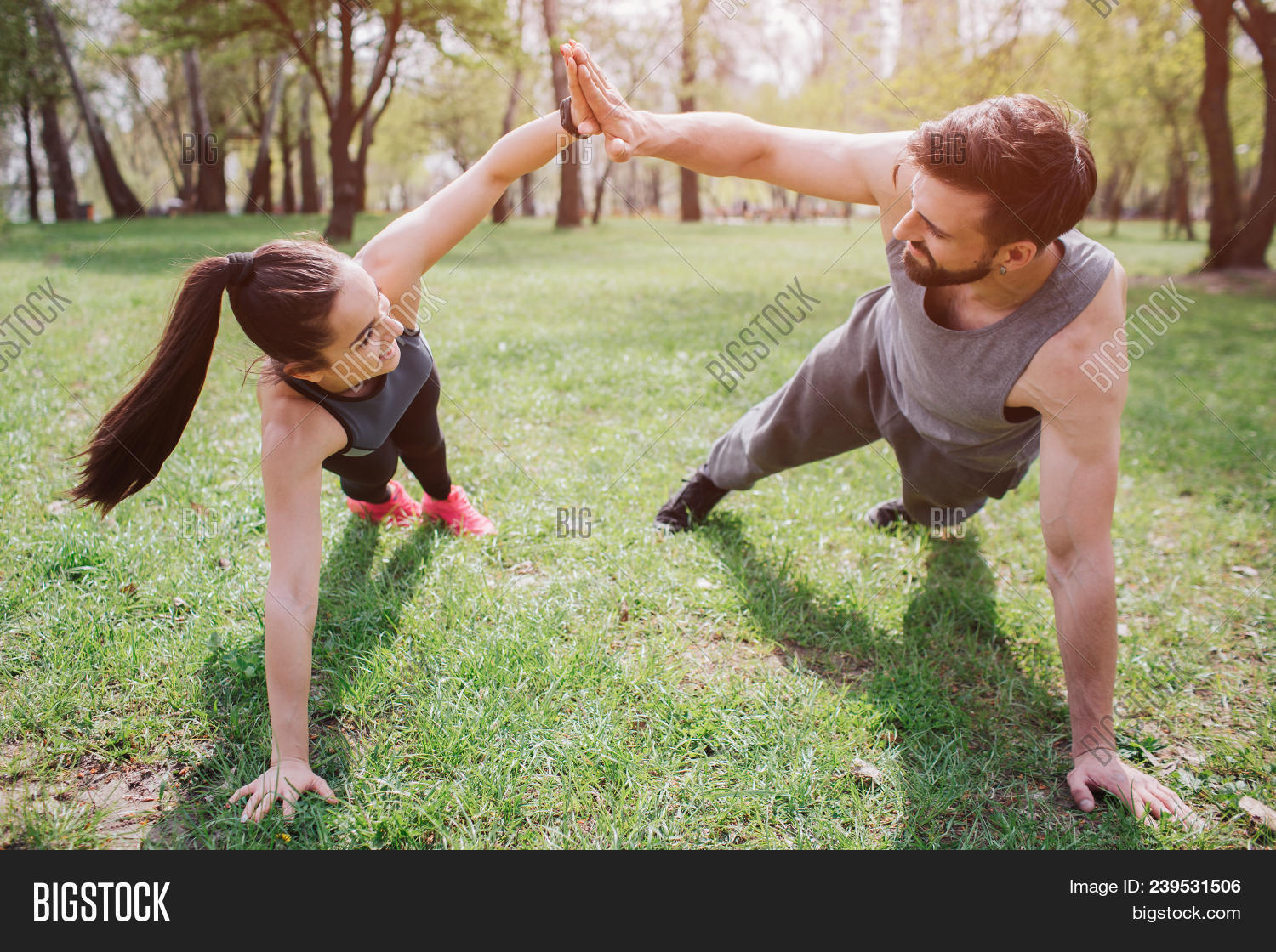 спортивные люди. Relative pronouns схема. Fill in with the words 6 класс англ. люди в кафе. They are staying.