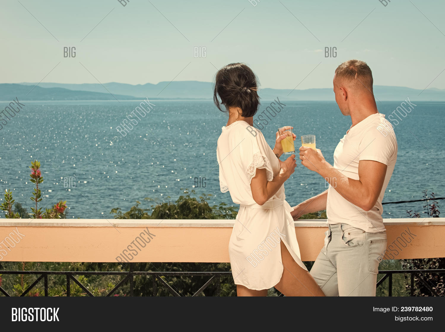 мужчина и женщина. жена закрыла мужа. болтливый парень. жена закрыла мужа. муж и жена в оковах.