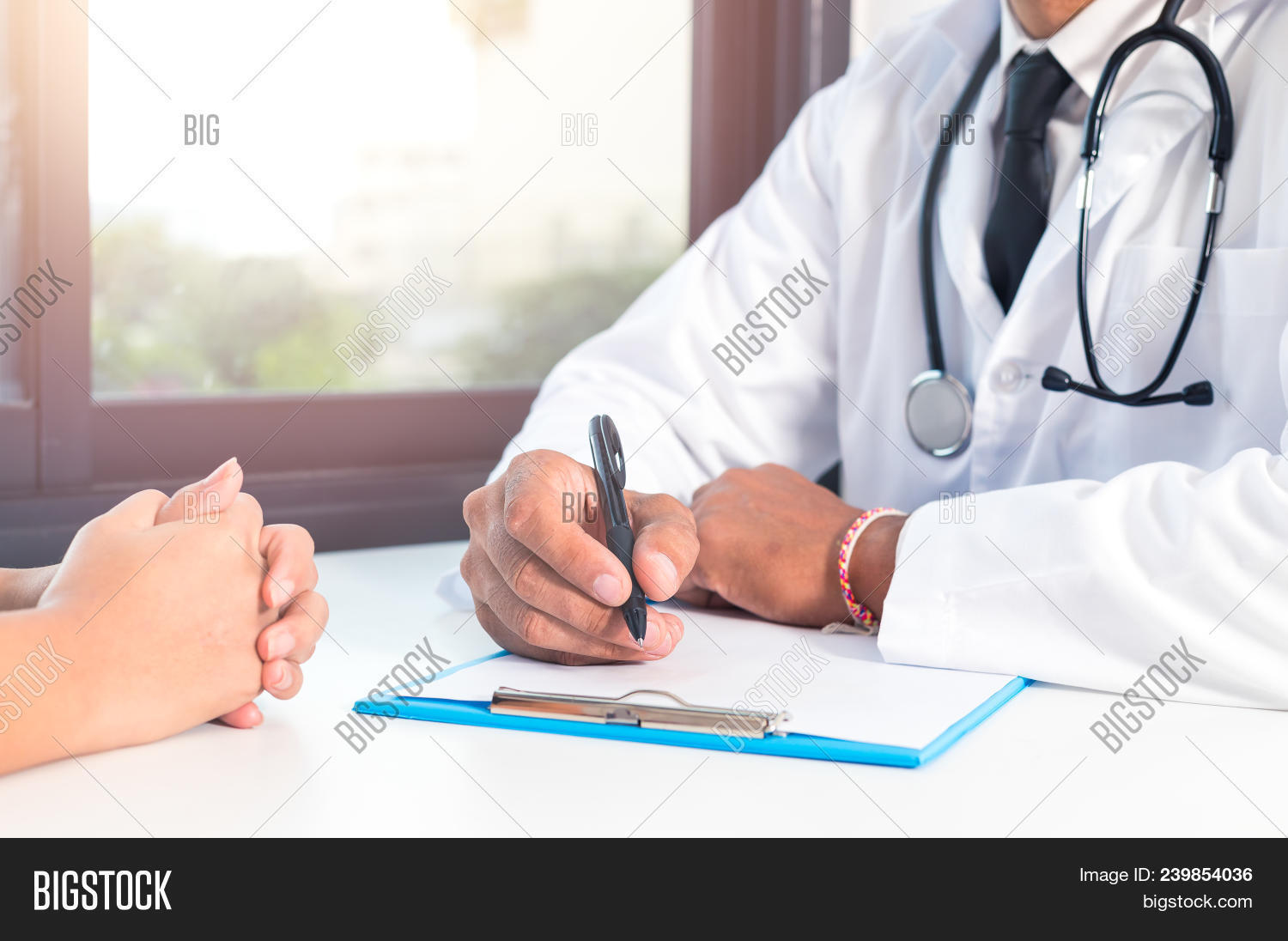 Смешной доктор рисунок. Мы уже были у врача. Человек у врача. Мы уже были у врача. Карикатура на врача и больного.