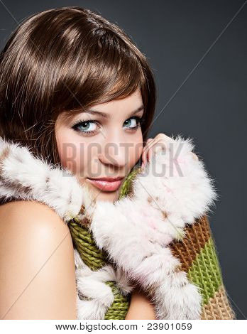 bella ragazza con sciarpa invernale