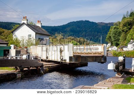 Closing Cairnbaan swing bridge at Crinan Canal between Crinan and Ardrishaig in Kintyre peninsula, Argyll and Bute, Scotland, UK