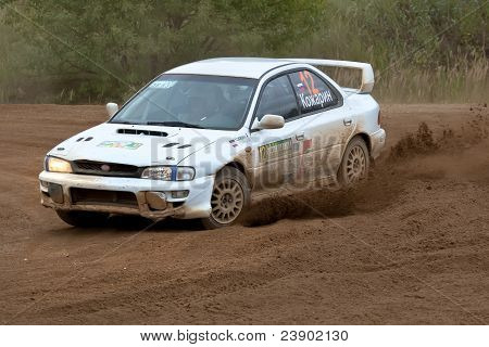 Rostov, Federacja Rosyjska - 05 września: Uriy Wołkow jeździ samochód Subaru Impreza w Velikiy Rostov Rosji