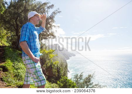 Hike in Na Pali coast in Kauai icland, Hawaii