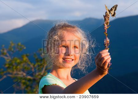 Pige og Butterfly i Sunset Mountain