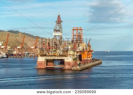 Santa Cruz De Tenerife, Canary Islands, Spain - Desember 11, 2016: Sea Drill Platform West Tauru In 