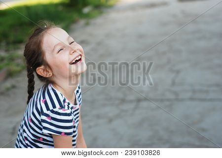 Happy Caucasian Little Girl Long Blone Hair Happy Child Laughingwalk Park Outdoor Portret Copy Space