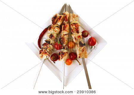 frisk stegt kylling shish kebab på hvidt fad