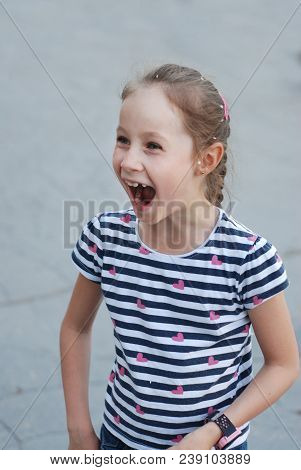 Happy Caucasian Little Girl Long Blone Hair Happy Child Laughingwalk Park Outdoor Portret Copy Space