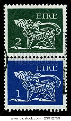 ไอร์แลนด์-เซอร์กา 1971:A สองแสตมป์ที่พิมพ์ในไอร์แลนด์แสดงภาพของ 