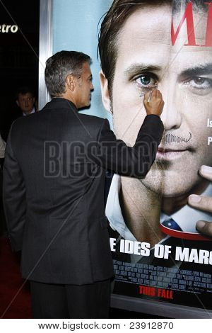 LOS ANGELES - 27 de setembro: George Clooney chegar ao "Idos de março" LA Premiere na Acade