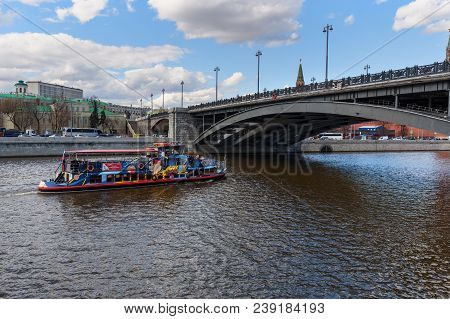 Moscow, Russia - April 27, 2018: Bolshoy Kamenny Bridge Over Moskva River And Pleasure Boat