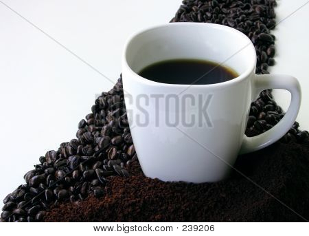 Kahve çekirdekleri, topraklı kahve ve kahve kupa