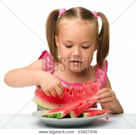 Söt liten flicka kommer att äta vattenmelon