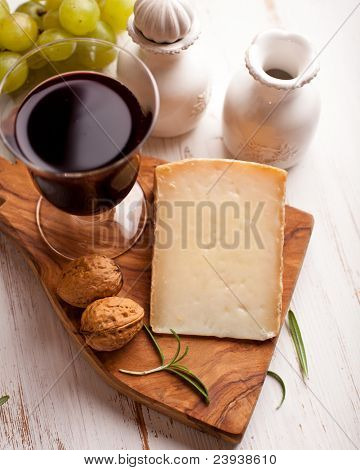 Toscan owczym serem i lampce wina