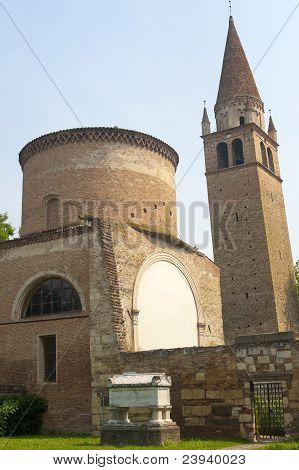 สนาม Polesine (rovigo เวเนโต อิตาลี): คริสตจักรของเดอะยุคกลางแอบ