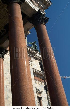 Hnědé sloupce