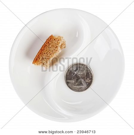 Foto concetto della povertà con Quarter Dollar Coin e pane crosta su placca bianca