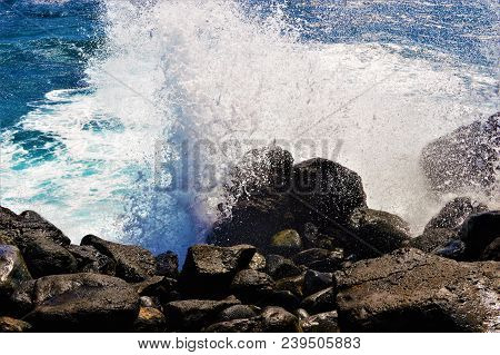 Olas Rompiendo Con Fuerza Contra Las Rocas