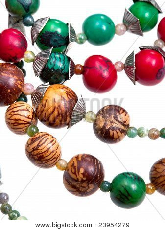 Fragment eines natürlichen Seed Bead hautnah isoliert auf weiss