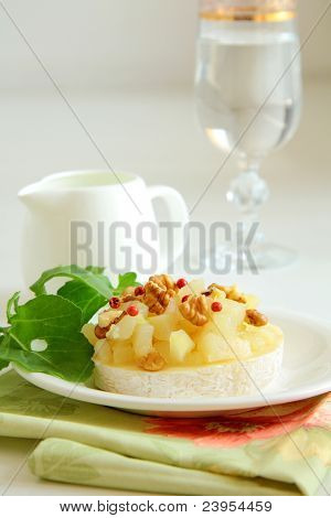 předkrm pochoutka z hrušek a sýrem Camembert