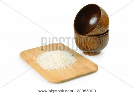 Ciotole in legno per il riso. Manciata di riso