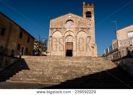 Asciano, Tuscany, Italy - April 25, 2018: Trekking, Asciano With Ravines, Farms In A Harsh Landscape