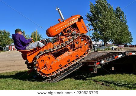 Dalton, Minnesota, Sept 8, 2017: A Restored  Cletrac (tractor On Tracks) Backing Down A Flat Bed Ram