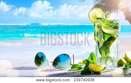Vacation Drims; Summer Tropical Beach Wine Bar; Mojito Cocktail Drink