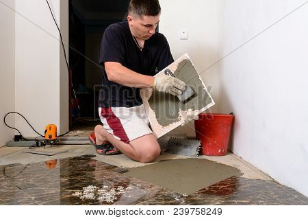 The Master Tile Smears The Mucilage Solution On The Marble Tile 2018