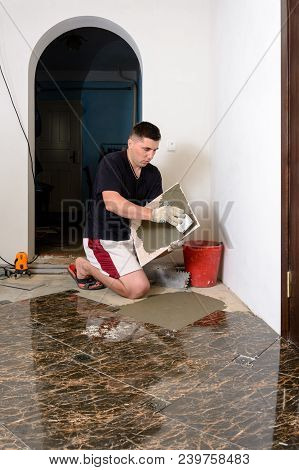 The Master Tile Smears The Mucilage Solution On The Marble Tile 2018