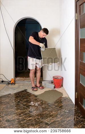 The Master Tile Smears The Mucilage Solution On The Marble Tile 2018
