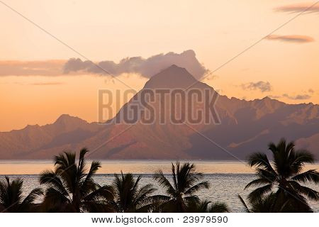 Katso Orohena-vuorella auringonlaskun aikaan. Polynesia. Tahiti.