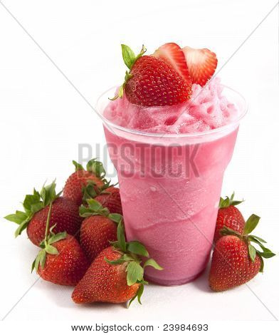 Smoothie aux fraises sur fond blanc