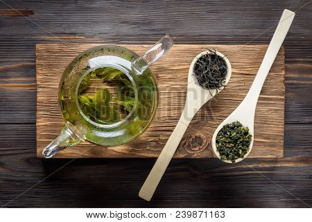 Traditional Chinese Green Tea Different Fermentation Wooden Culinary Spoons Teapot With Fresh Brewed