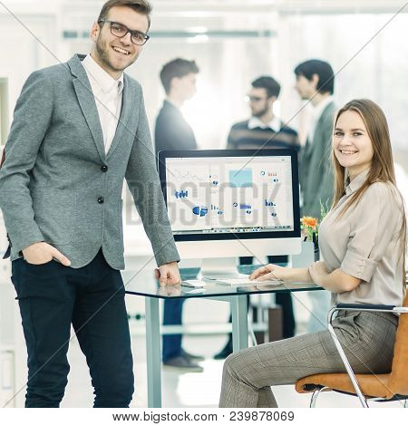 Consultant In Financial Investments And Manager Of The Company In The Workplace In A Modern Office.t