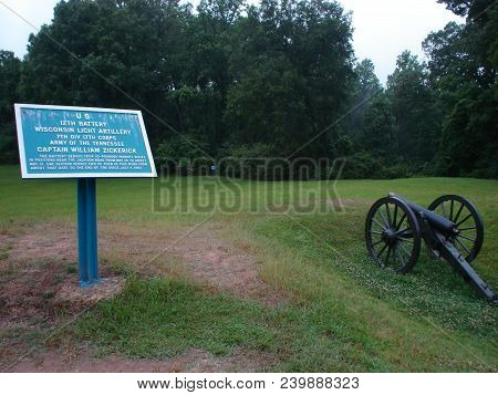 Plaque Honoring The Us 12th Battery Wisconsin Light Artillery And A Military Cannon, Vicksburg Natio