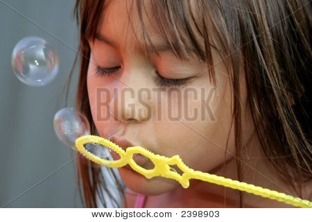 Bliska dziewczynka dmuchanie baniek