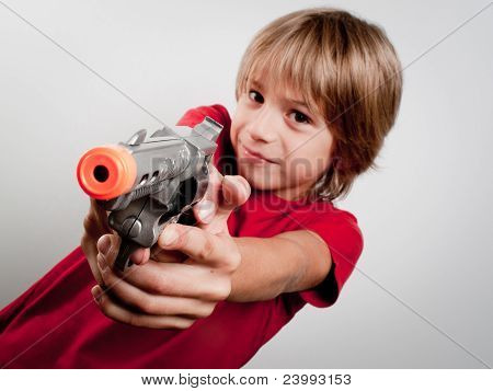Garçon avec pistolet jouet