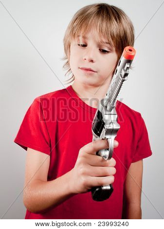 Garçon avec pistolet jouet