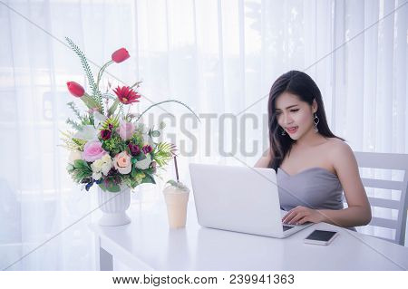 Smart Girl's Working On Notebook , Workingwoman Using Laptop In The Room