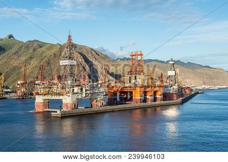 Santa Cruz De Tenerife, Canary Islands, Spain - Desember 11, 2016: Sea Drill Platforms West Tauru In
