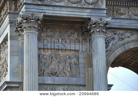 Soggetti antichi sulla parete dell'arco
