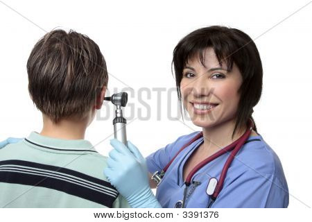 Doktor kontrola uši s upevnĕní