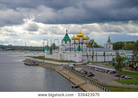 Kostroma, Russia - September 08, 2016: Holy Trinity Ipatiev Monastery Under A Stormy Sky In Septembe