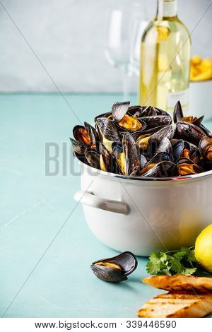 Belgian Mussels In White Wine With Lemon, Herbs, Croutons And French Fries