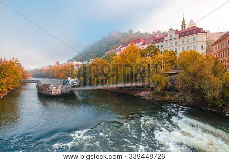 Graz/austria-october 18, 2019: Mur River In Autumn, With Murinsel Bridge And Old Buildings In The Ci