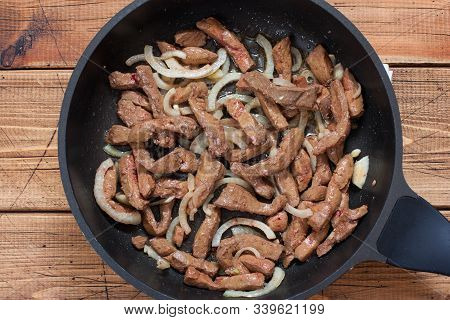 Step-by-step Preparation Of Beef Stroganoff From Beef Liver, Step 3 - Frying Raw Beef Liver In A Pan