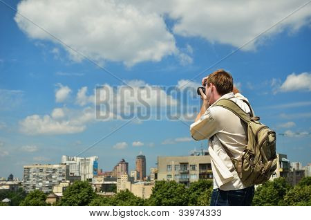 Mand fotografere byen