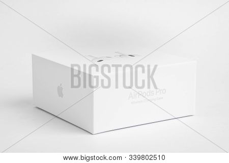 Vidalia, Georgia / Usa - December 14, 2019 - A Studio Product Shot Of White Packaging Box Of The App